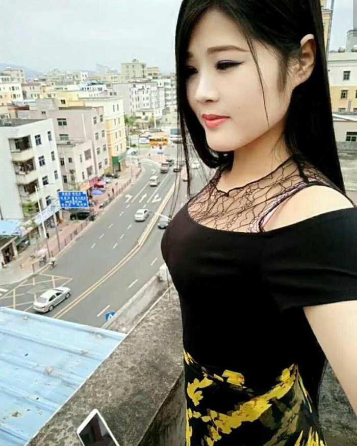 路人街拍天台上黑裙亭亭玉立的小姐姐性感清新小胸脯挺的高呀