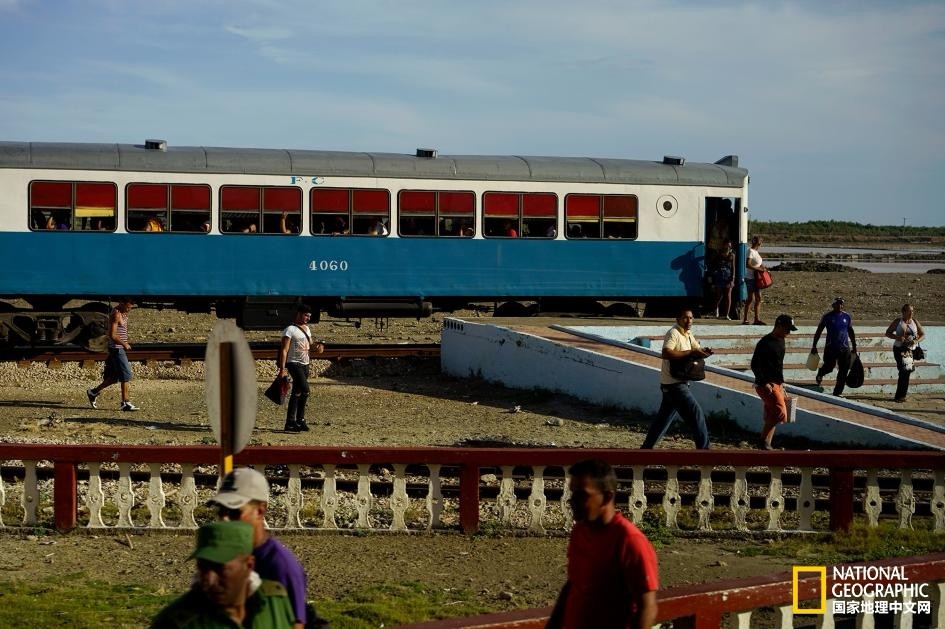 影像记录:古巴老式火车上的人们