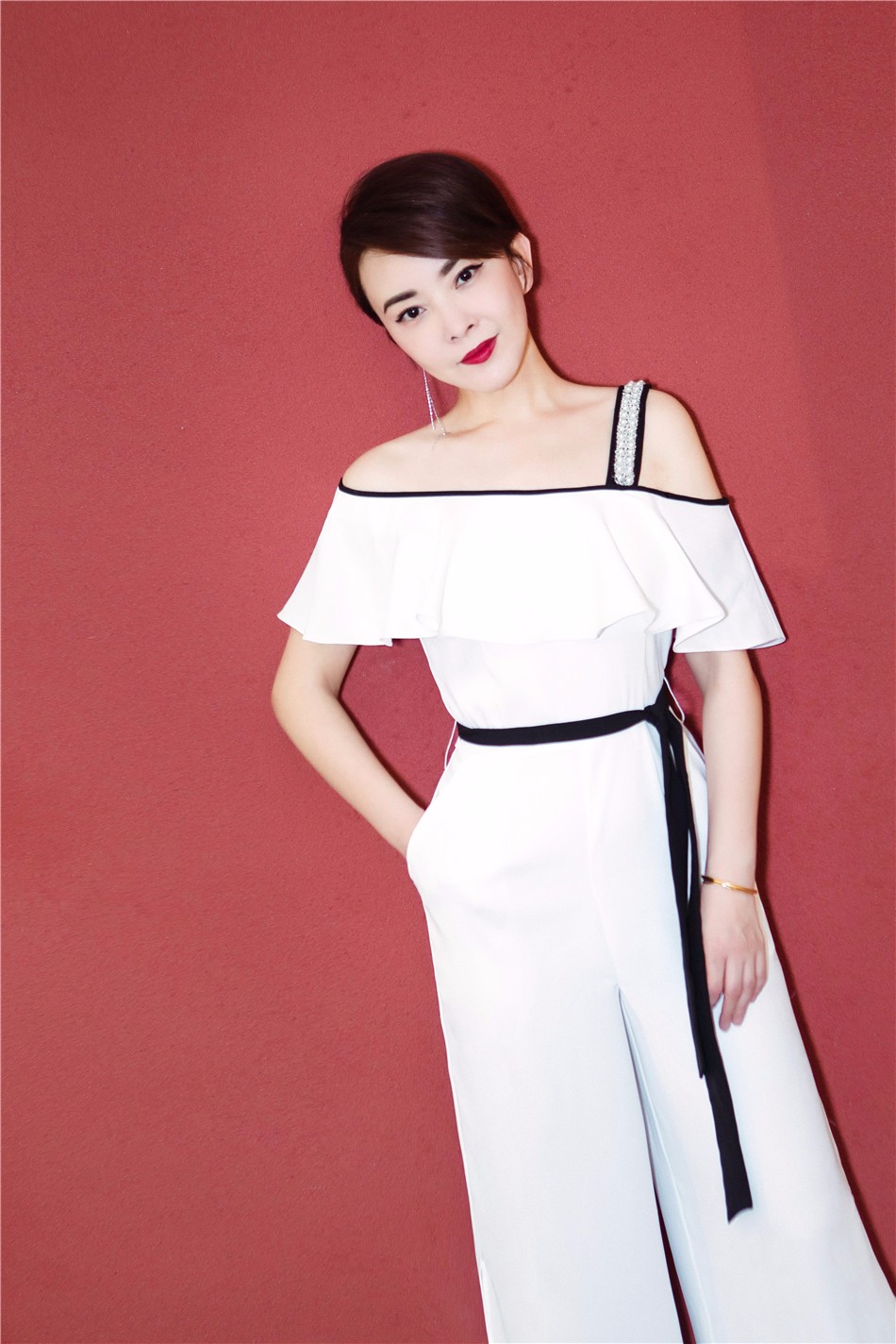 刘威葳演绎优雅知性美 白色裤裙职场御姐范十足