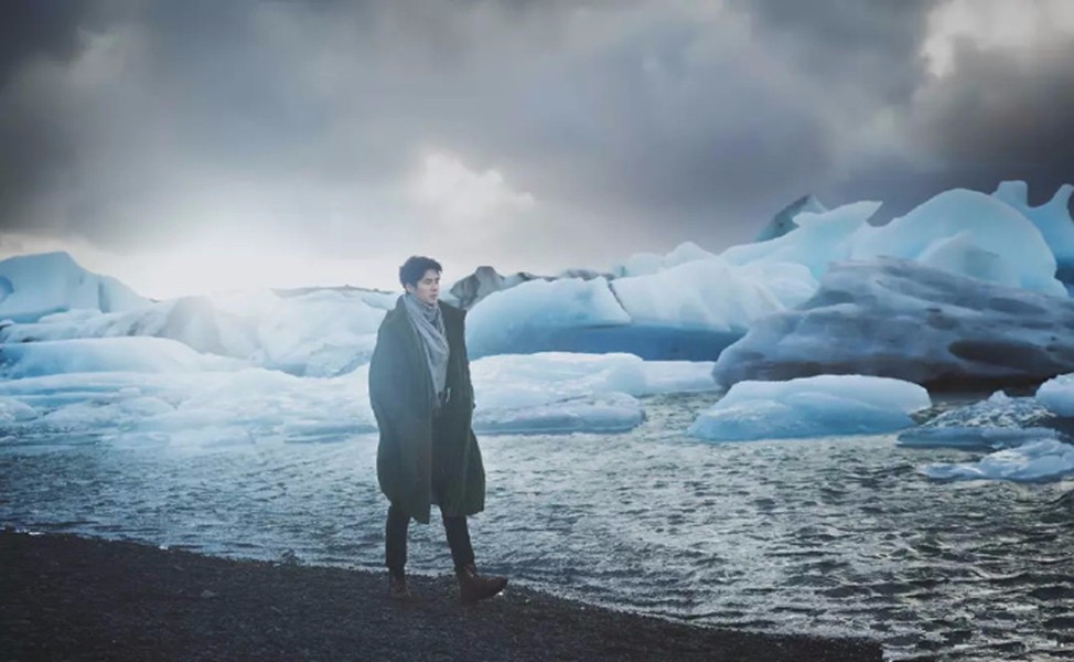 刘昊然冰岛游玩照曝光满满少年感被赞现实版小王子