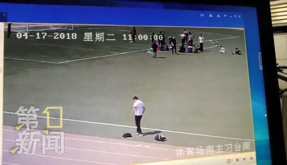 捡到手机索要2000元不成,大妈当场摔碎也不还