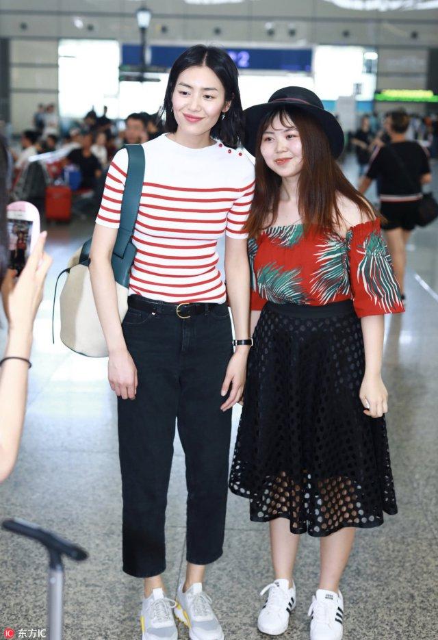 刘雯红白条纹现身机场,齐肩短发纤细腰肢