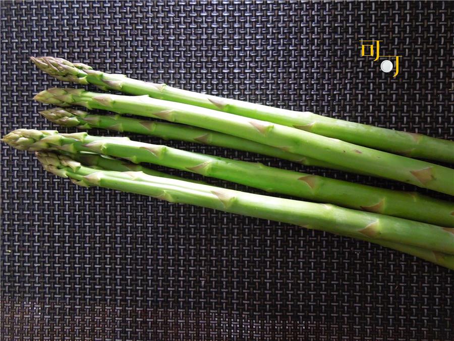 芦笋平躺在案板上,刨去根部硬皮斜切成段备用烧开半锅水,入芦笋烫60秒