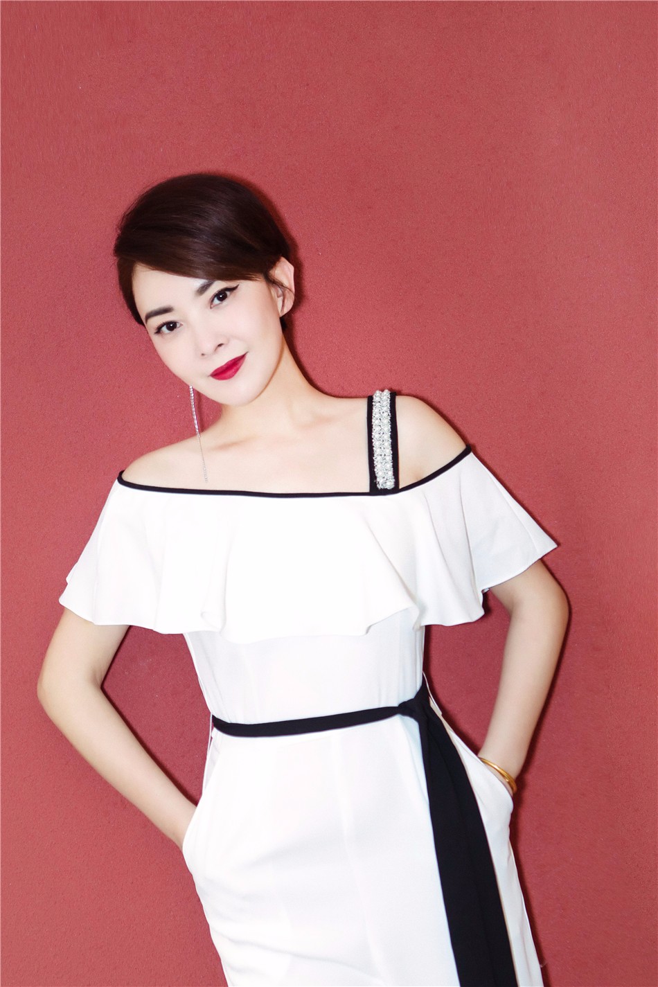 刘威葳演绎优雅知性美 白色裤裙职场御姐范十足