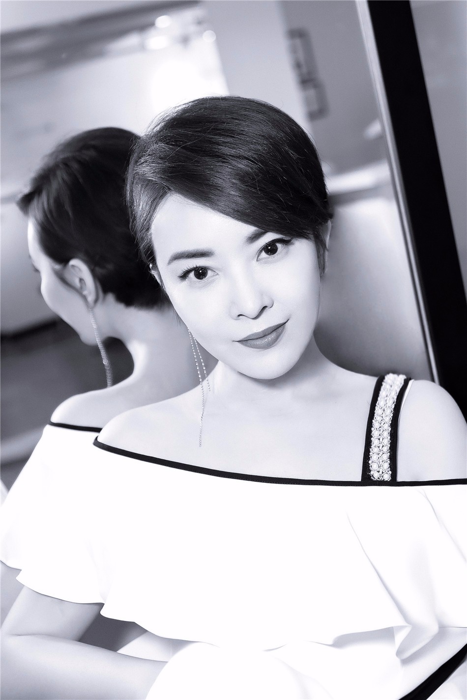 刘威葳演绎优雅知性美 白色裤裙职场御姐范十足