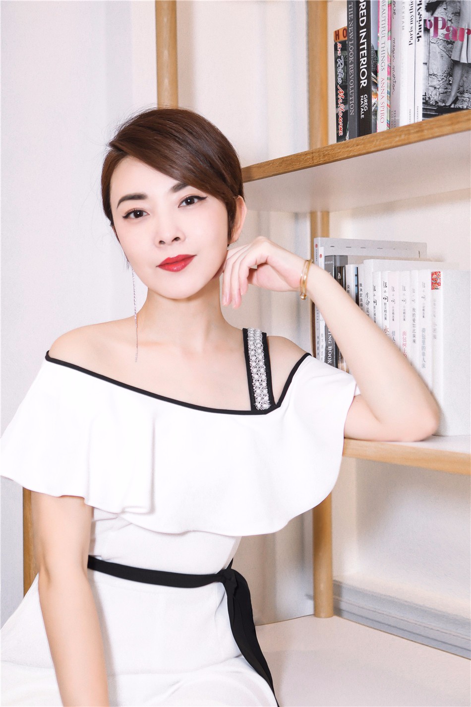 刘威葳演绎优雅知性美 白色裤裙职场御姐范十足