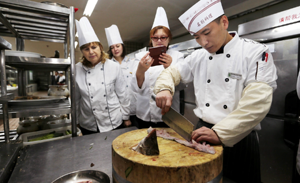老外学做中国菜,松鼠鳜鱼这么高级的菜,竟然做的有模有样