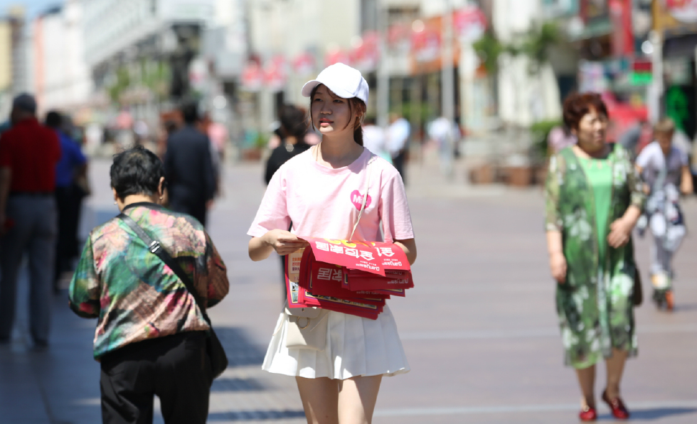 点赞高考结束后她不旅游不打网游炎热夏日发传单替父母分忧