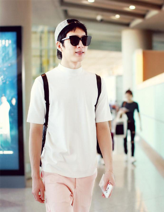 井柏然果然是最喜欢白t恤的男明星, 然而这种领子的t恤显脖子短|井柏