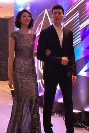 中国体坛中举办了一场隆重排超全明星盛典女排姑娘性感晚礼服现身