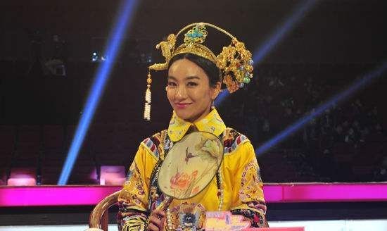 第三位周萍,饰演里面的蔡倩云,是一个标准的重庆美女,在剧中的她十分