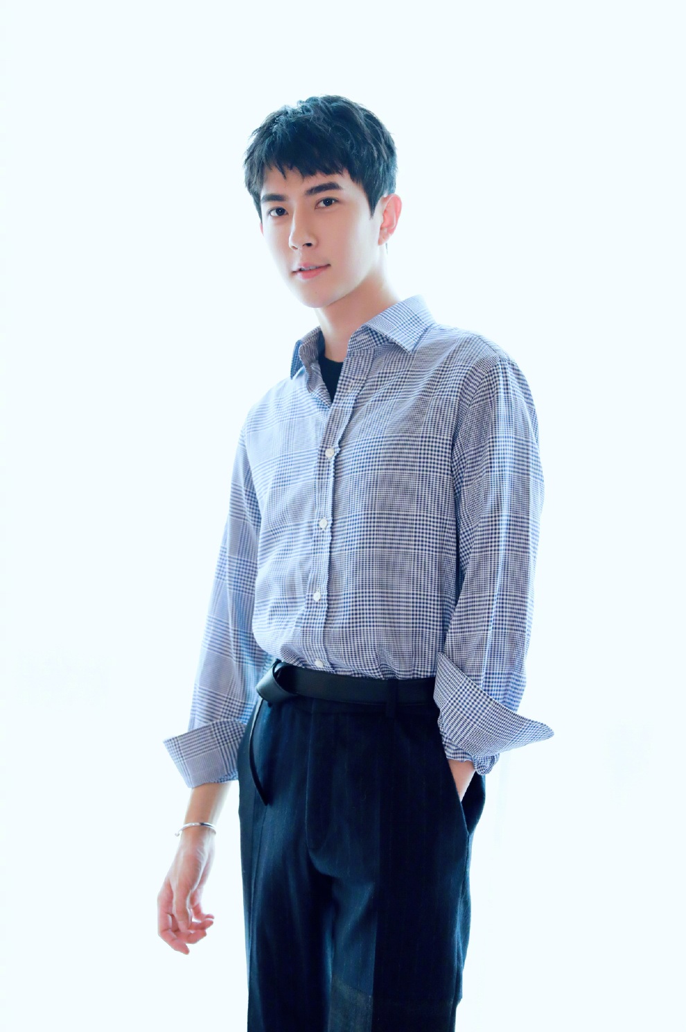 于朦胧变"白衣王子",衬衫被谁蹂躏了?拉低整个身份档次