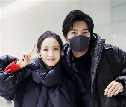 佟丽娅首次亮相,身穿大红卫衣,与郭京飞一起卖萌合影