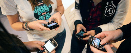 小哥路边玩手机太专注被狗撒尿, 慎做低头族!