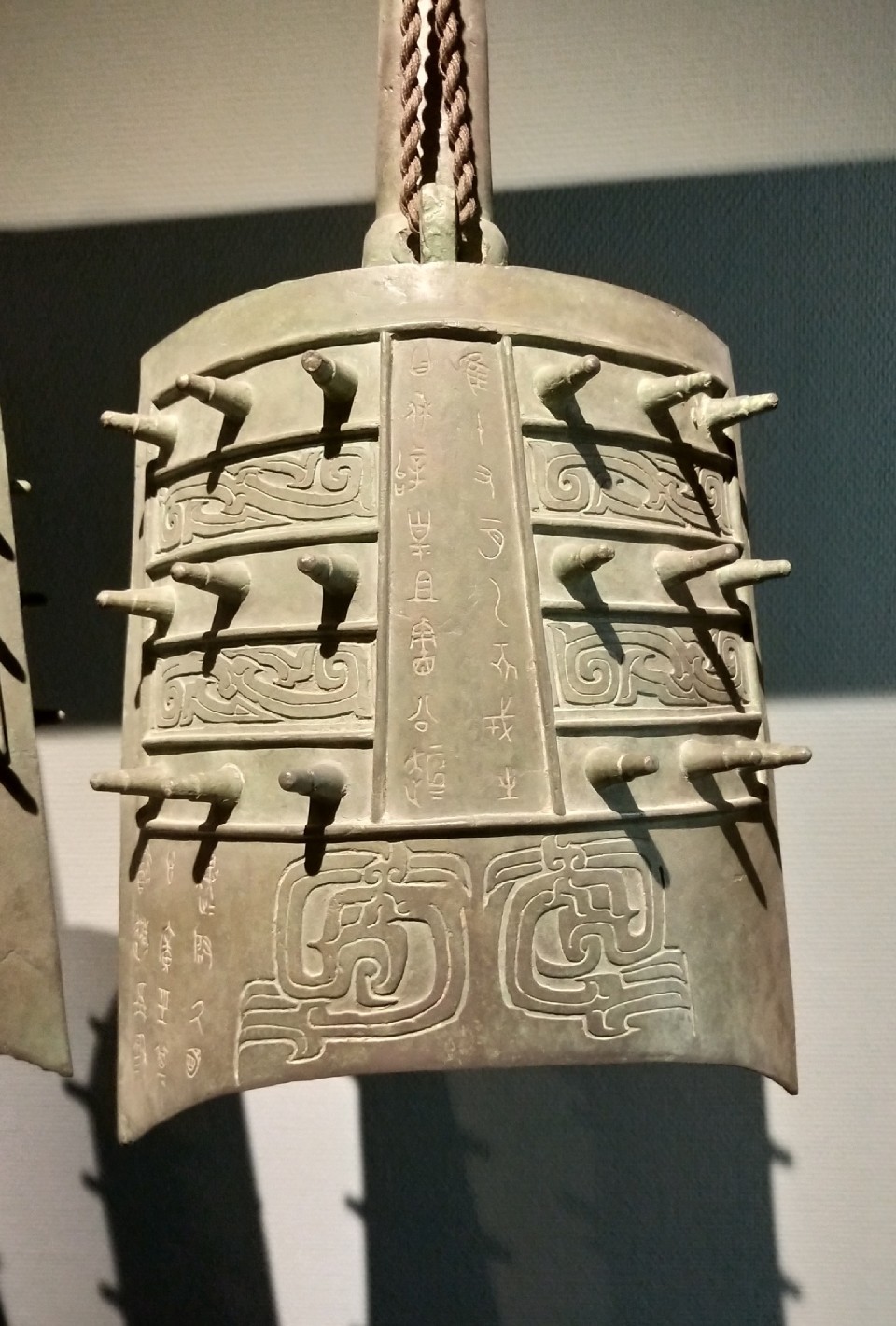  戎生编钟> 蟠螭纹鼓座>保利艺术博物馆藏中国古代讲究"钟鼓之乐|建鼓