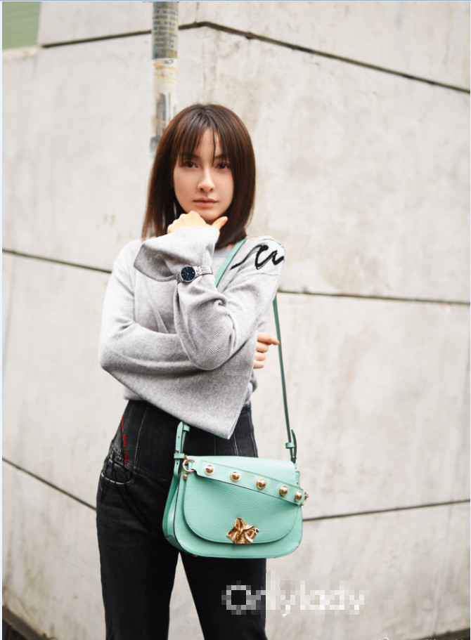 针织衫能显示出一个女人的柔美,减肥后的吴昕身穿灰色大袖子针织衫