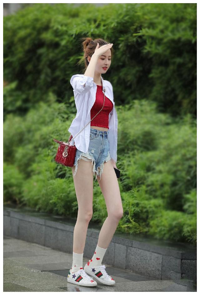 这么短的热裤美女也硬要穿，为了显腿长也是拼了，不过真的很美！|美女|热裤|美腿_新浪新闻
