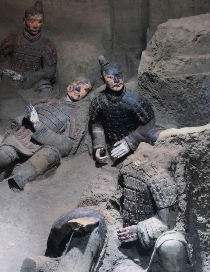 老照片: 兵马俑刚出土时是什么样子的?