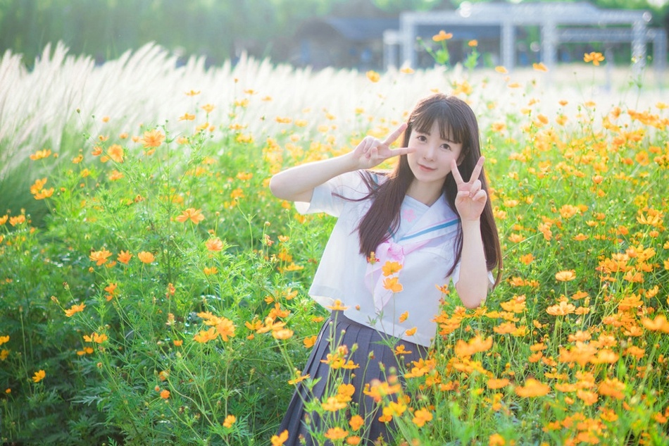 清新唯美小女生花丛写真