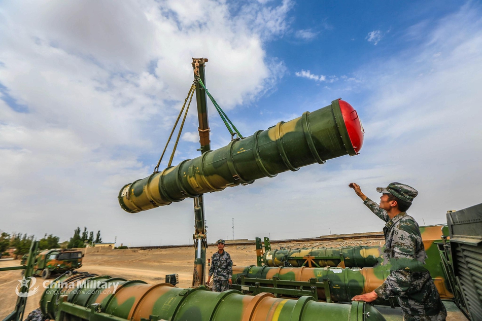 我军红旗16防空导弹演练空地攻防