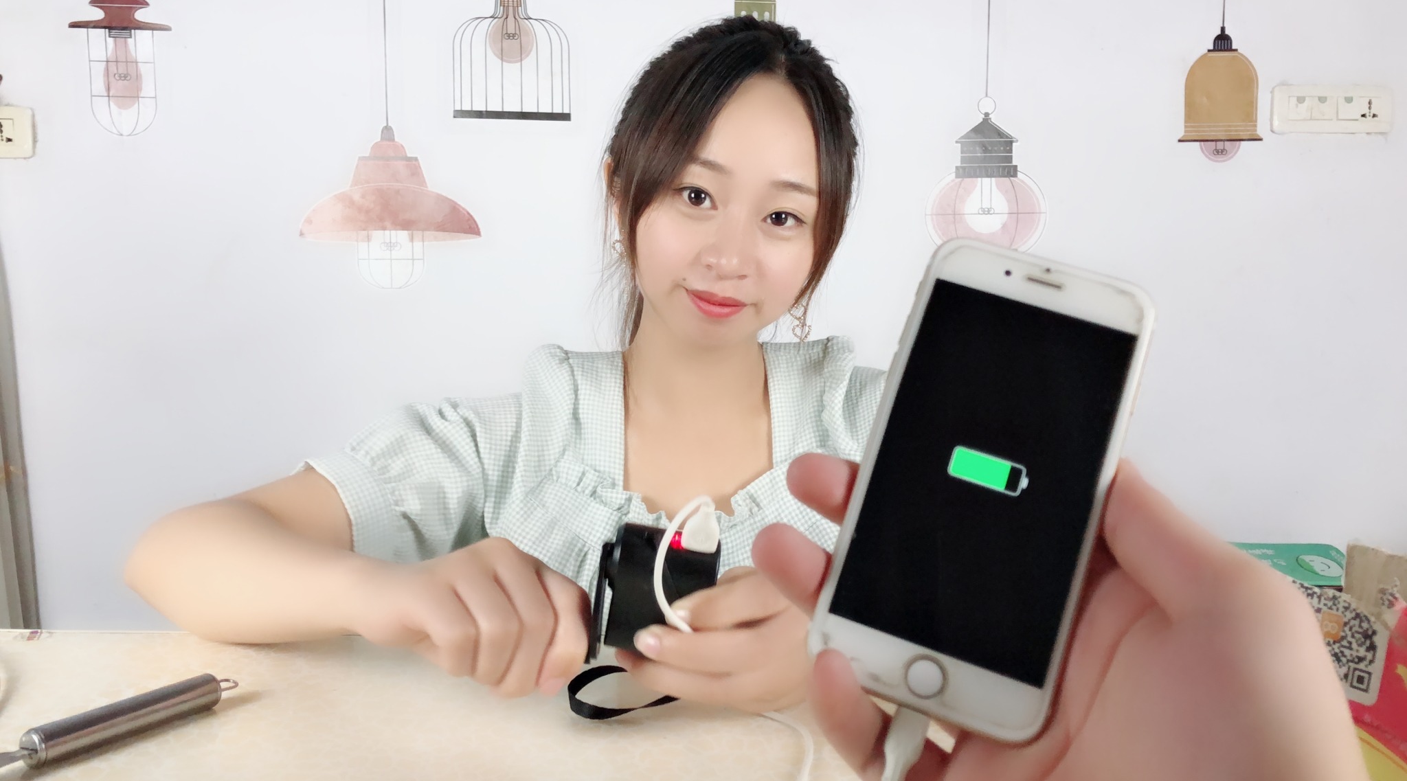 妹子试玩"手摇手机充电器",摇一下就能给手机充电,好神奇!