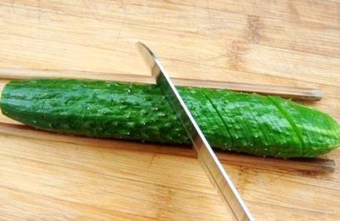 黄瓜居然这样切,被骗了好多年,秘密都在菜板上,这才是真刀工!