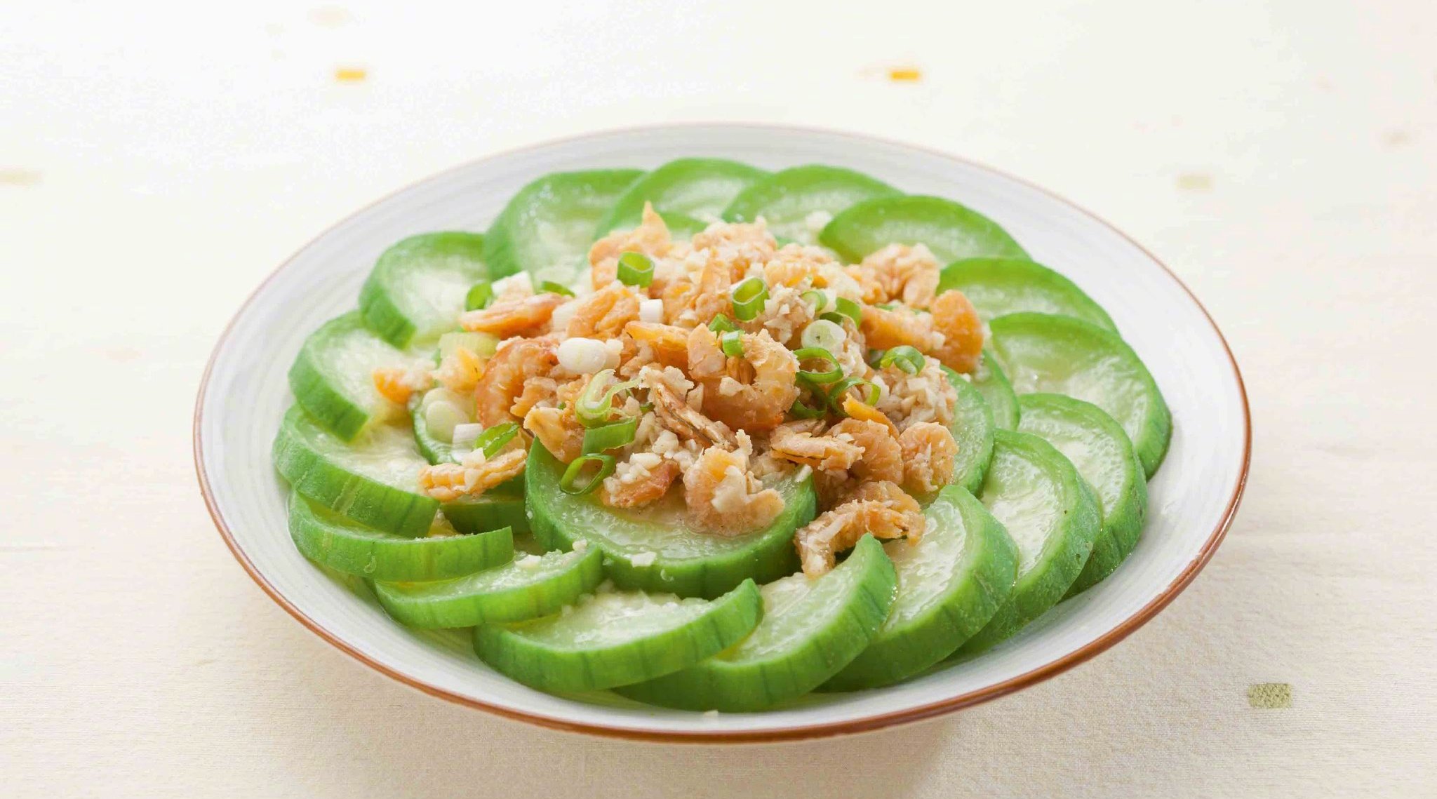 保留丝瓜翠绿外皮,颜色还漂亮~.