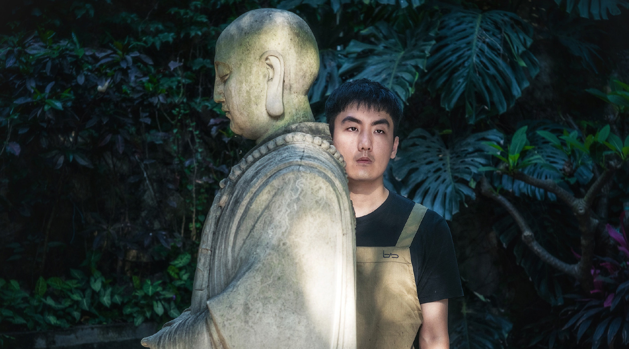 【90后佛系青年隐居山间 造佛十年长成佛像脸 】当大多数年轻人喊着