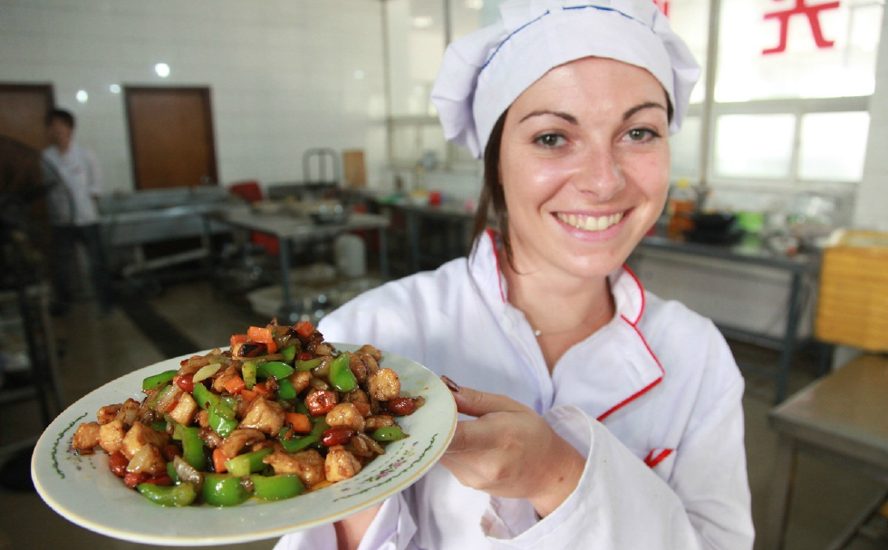 老外学做中国菜,松鼠鳜鱼这么高级的菜,竟然做的有模有样