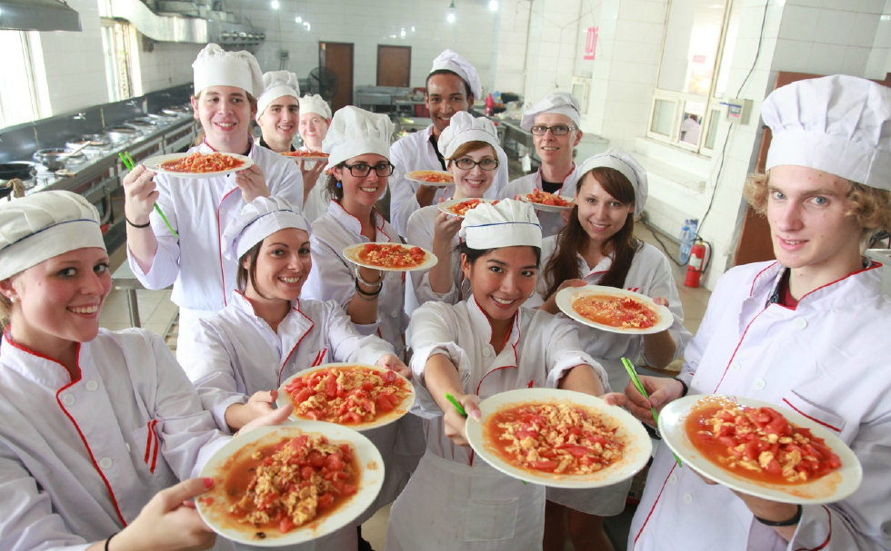 老外学做中国菜,松鼠鳜鱼这么高级的菜,竟然做的有模有样