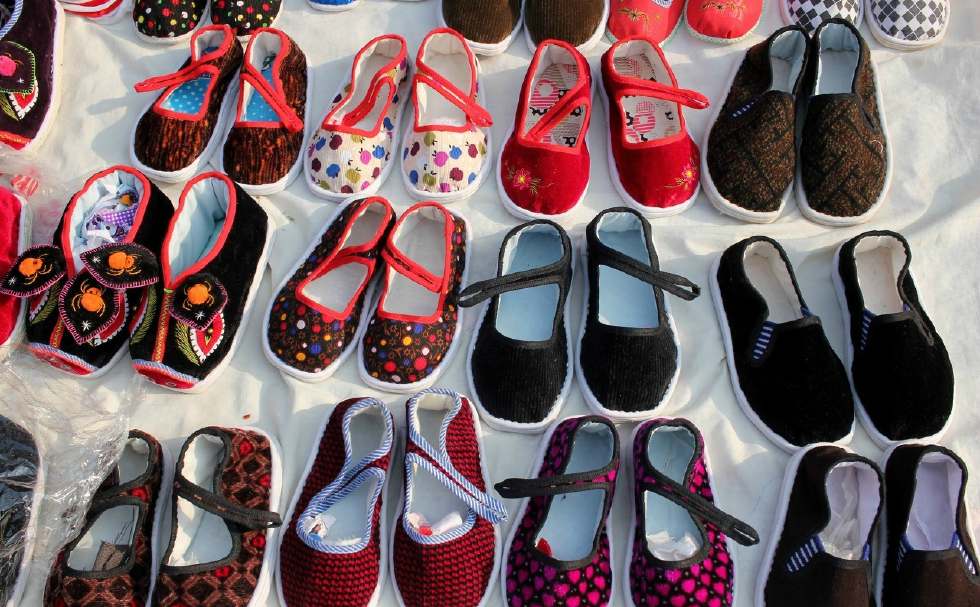 有人说这些手工制作的布鞋很漂亮有人却说有点土气你喜欢吗