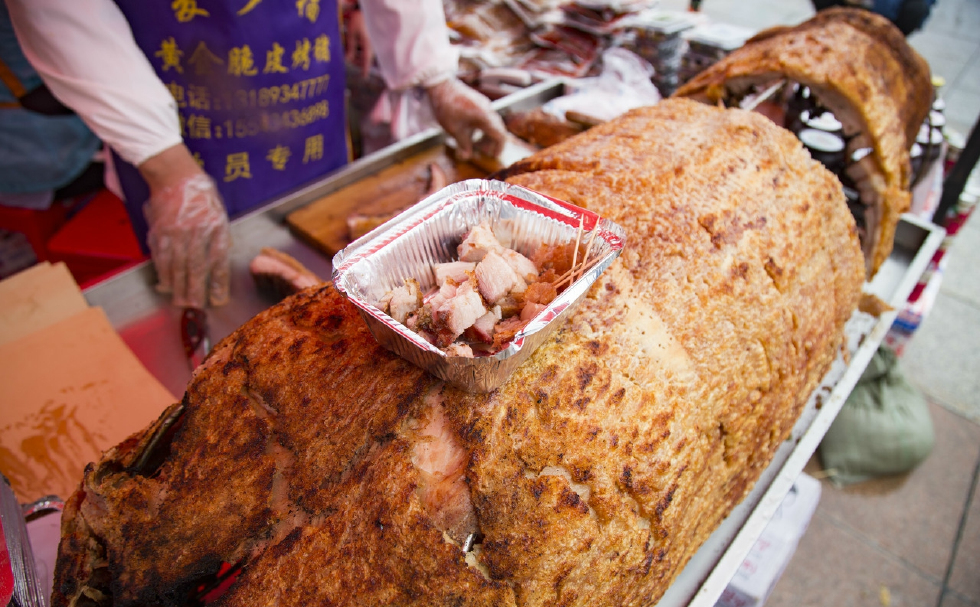 边烤边上蜂蜜,烤熟后颜色金黄鲜红,香味扑鼻,那就一个香啊