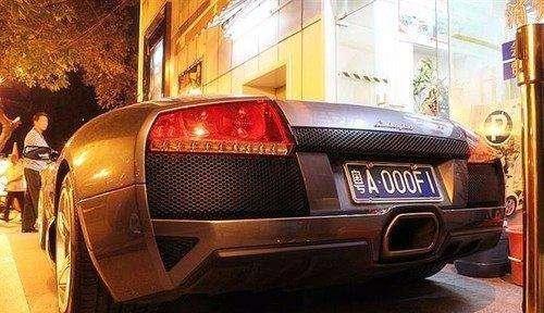 车牌连个8都没有, 却拍出了74万天价, 挂在这辆车上众人看傻眼!