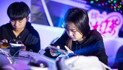 上戏实力学生rapper炒热气氛铺面而来"青春气息"的小姐姐带球宝们学习