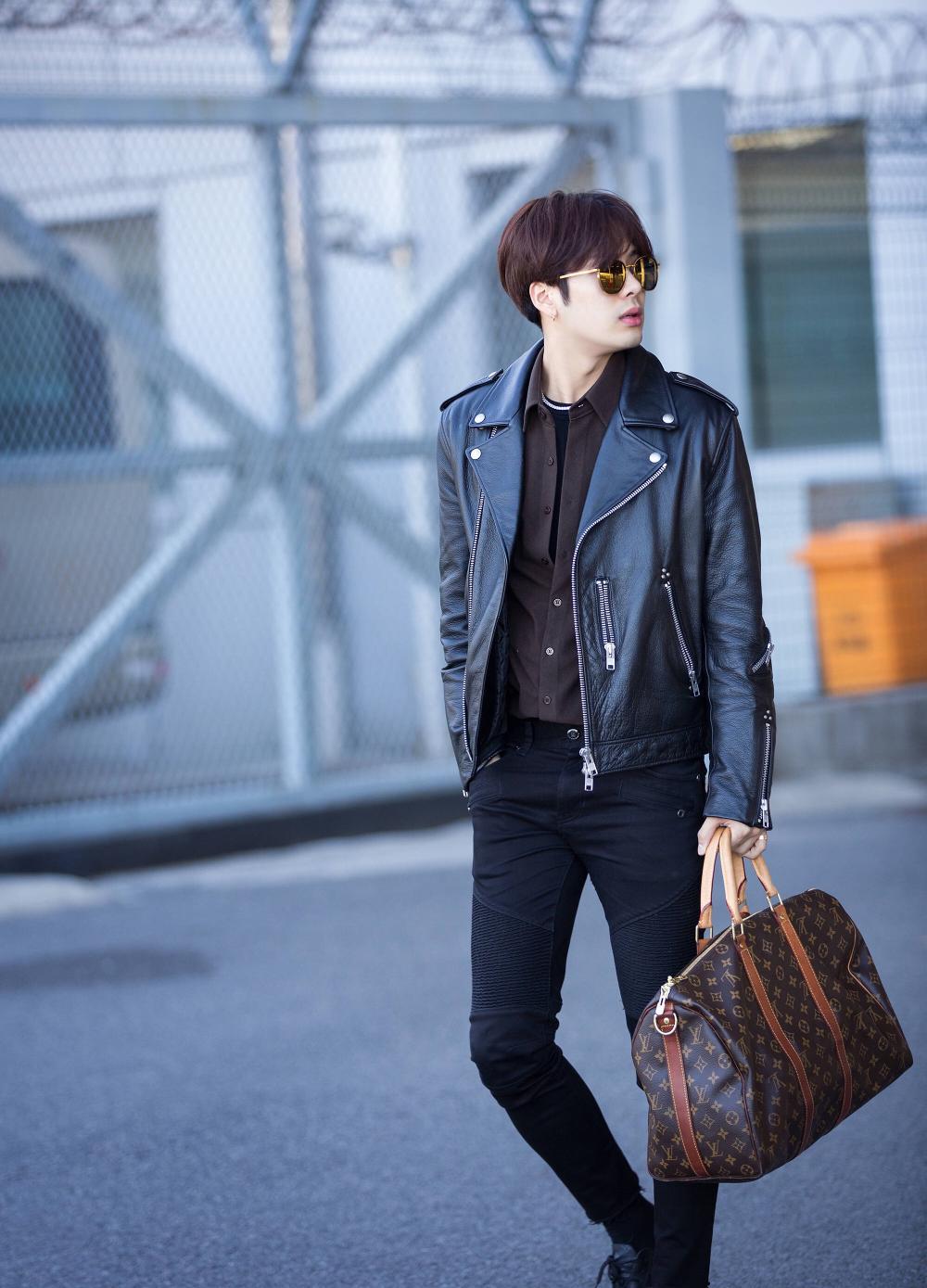 王嘉尔现身首都机场, all black搭配酷帅十足