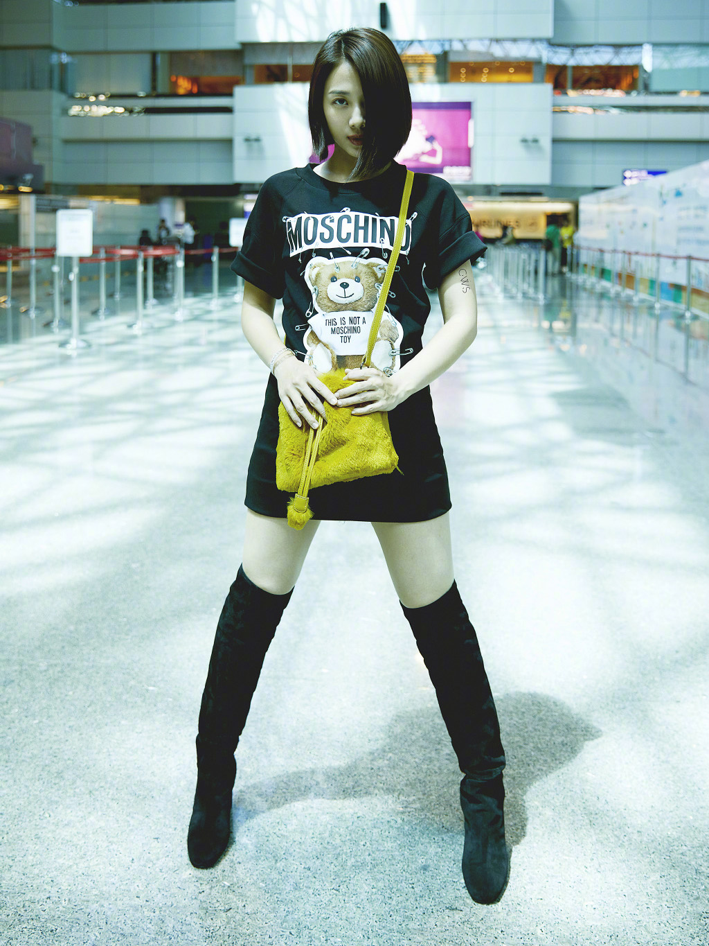 鬼鬼吴映洁晒出一组美照,只见她穿卡通印花t恤,搭配长筒靴,大秀美腿.