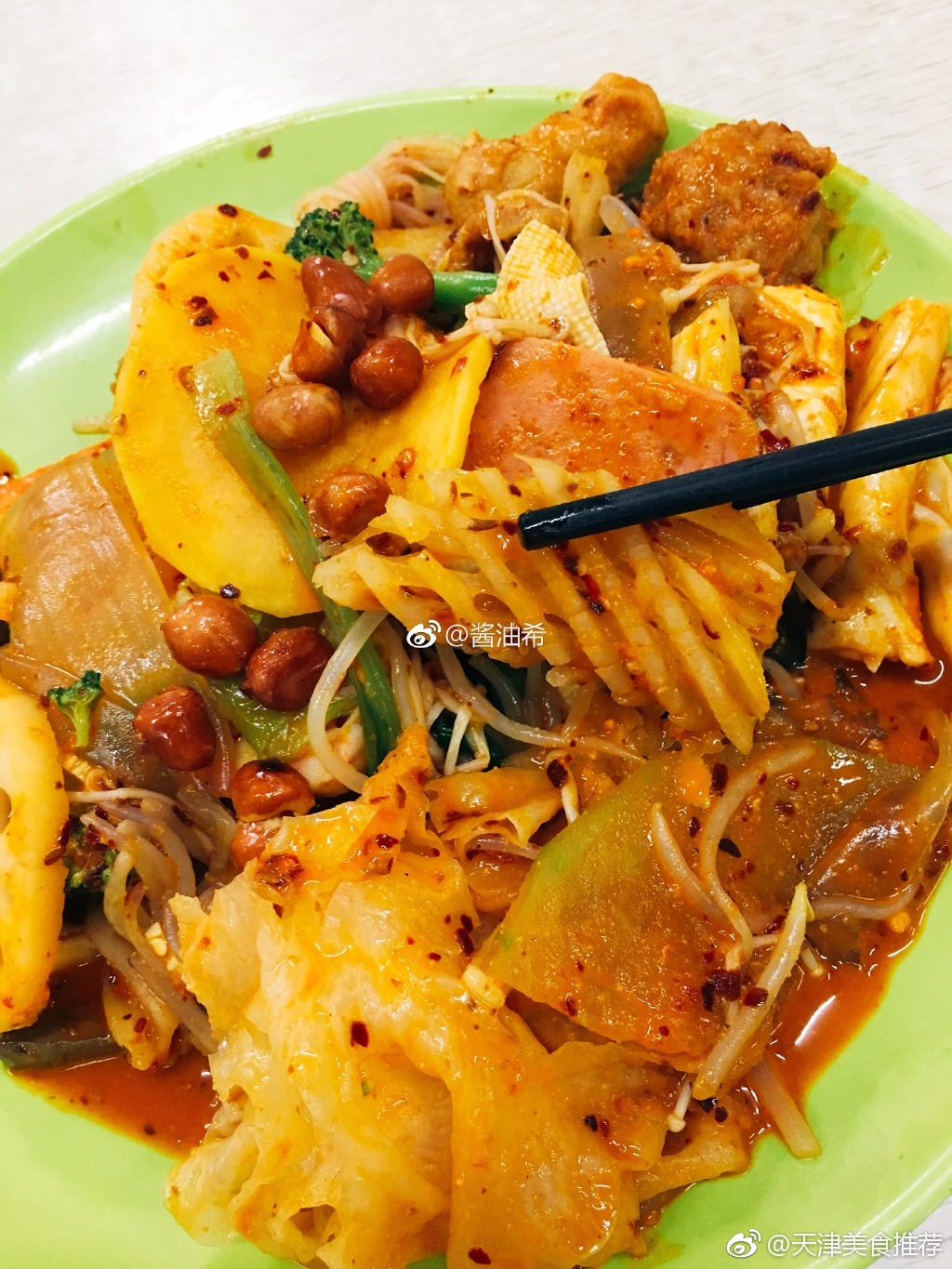 红姐麻辣拌炸串地址:滨江道与山东路交口