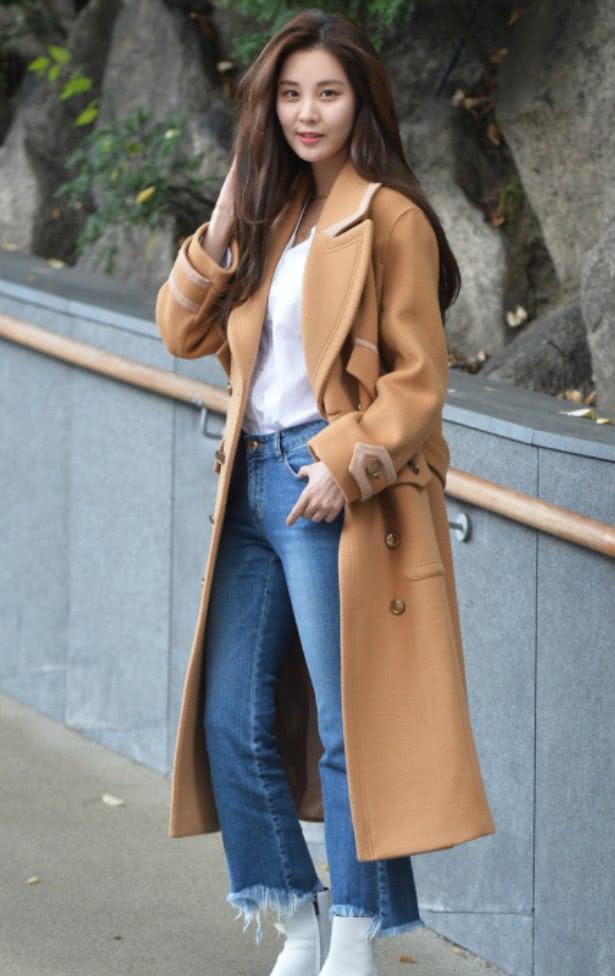 徐珠贤又美了,"狗啃式"牛仔裤显时尚气息,今晚pick你了!