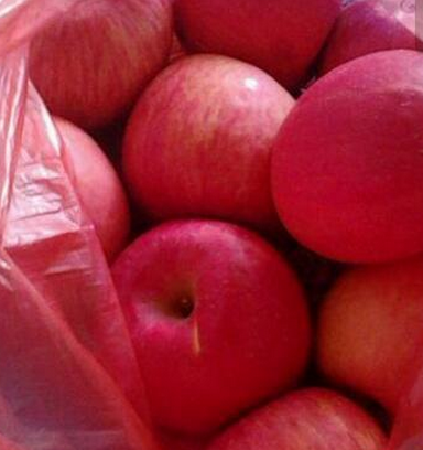 改嫁后前婆婆来看女儿,走后看到桌子上一兜苹果,我捂嘴哭