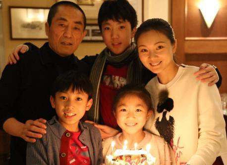 19岁嫁大31岁有钱丈夫, 16年生下3个孩子, 如今36岁依旧年轻貌美