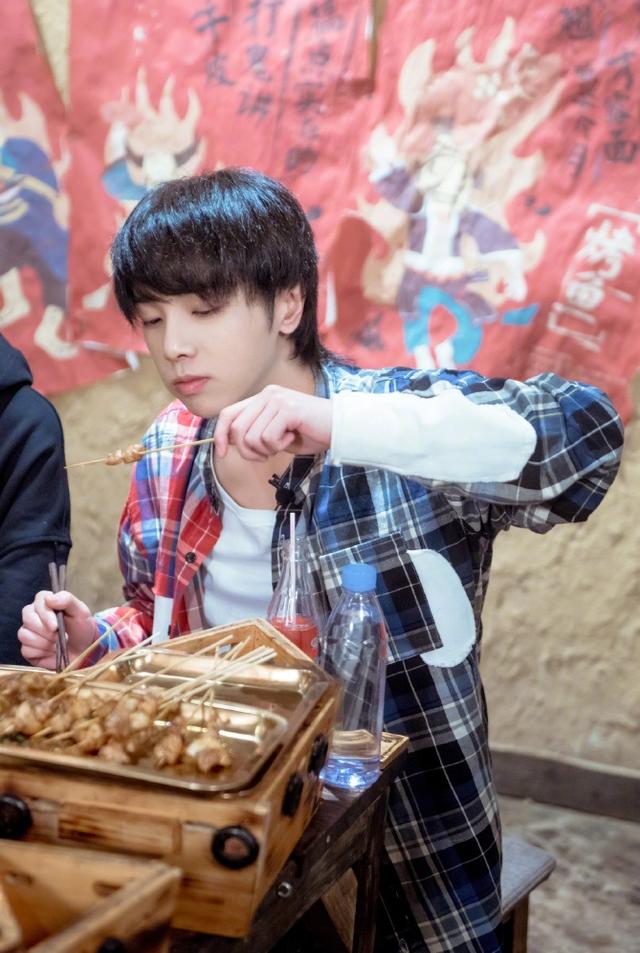 华晨宇扎起丸子头"娘娘"味十足,18岁的少女都没他娇嫩