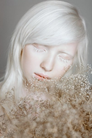 她就是现实班的白雪公主,精灵般的面孔!