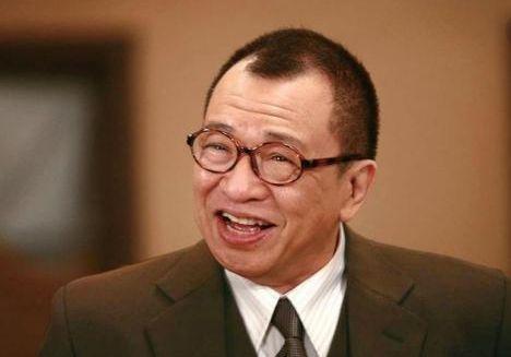 他是"绿叶王",隐瞒身份饰演33年的配角,却第一个开奔驰的人