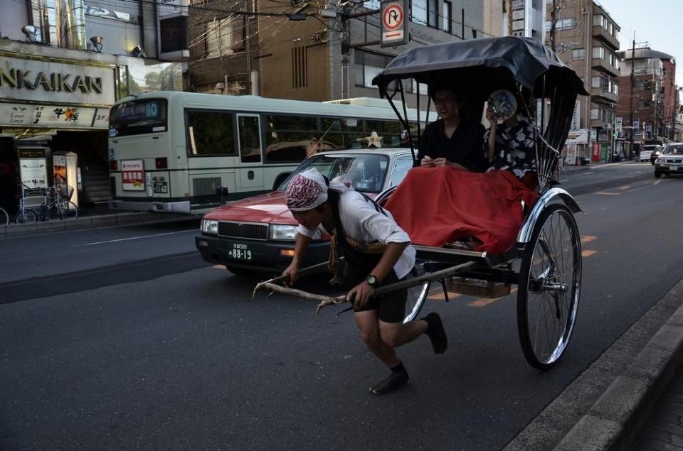 据说所有的人力车都是由一家株式会社经营管理的,所以这是全国统一价.