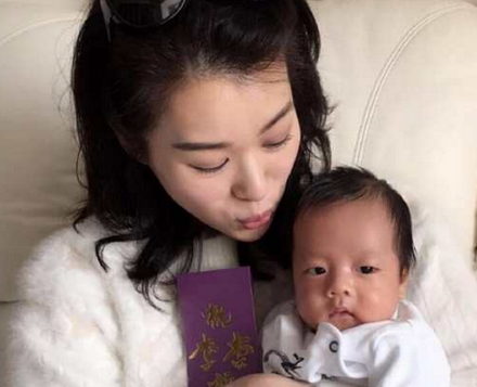 胡杏儿大方晒出宝宝萌照,小宝的表情真是太可爱了!