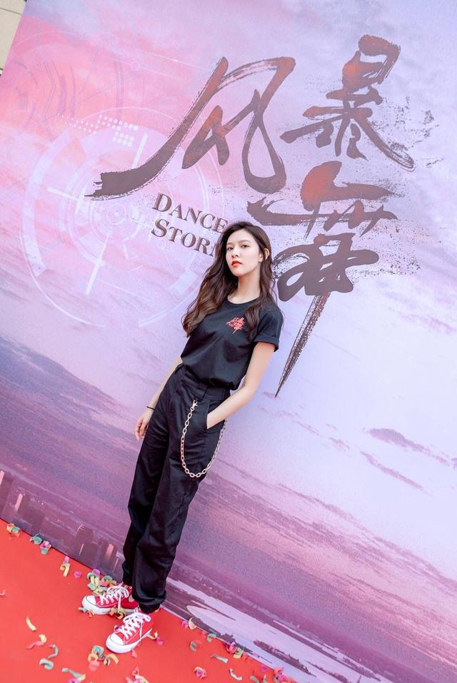 烧脑大剧《风暴舞》女主真是鬼马少女,宋妍霏这个大波浪好看!