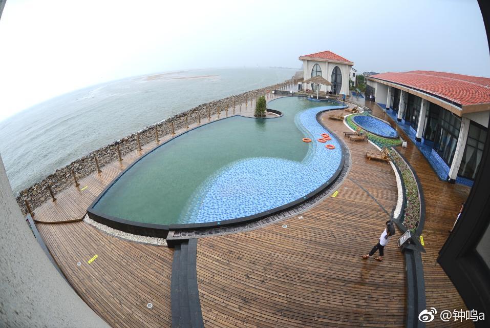 唐山曹妃甸的月岛上还建有温泉泳池从地下数千米处汲取地热水