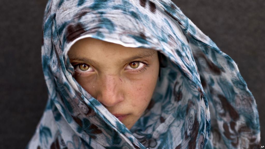 叙利亚难民营的少女图片