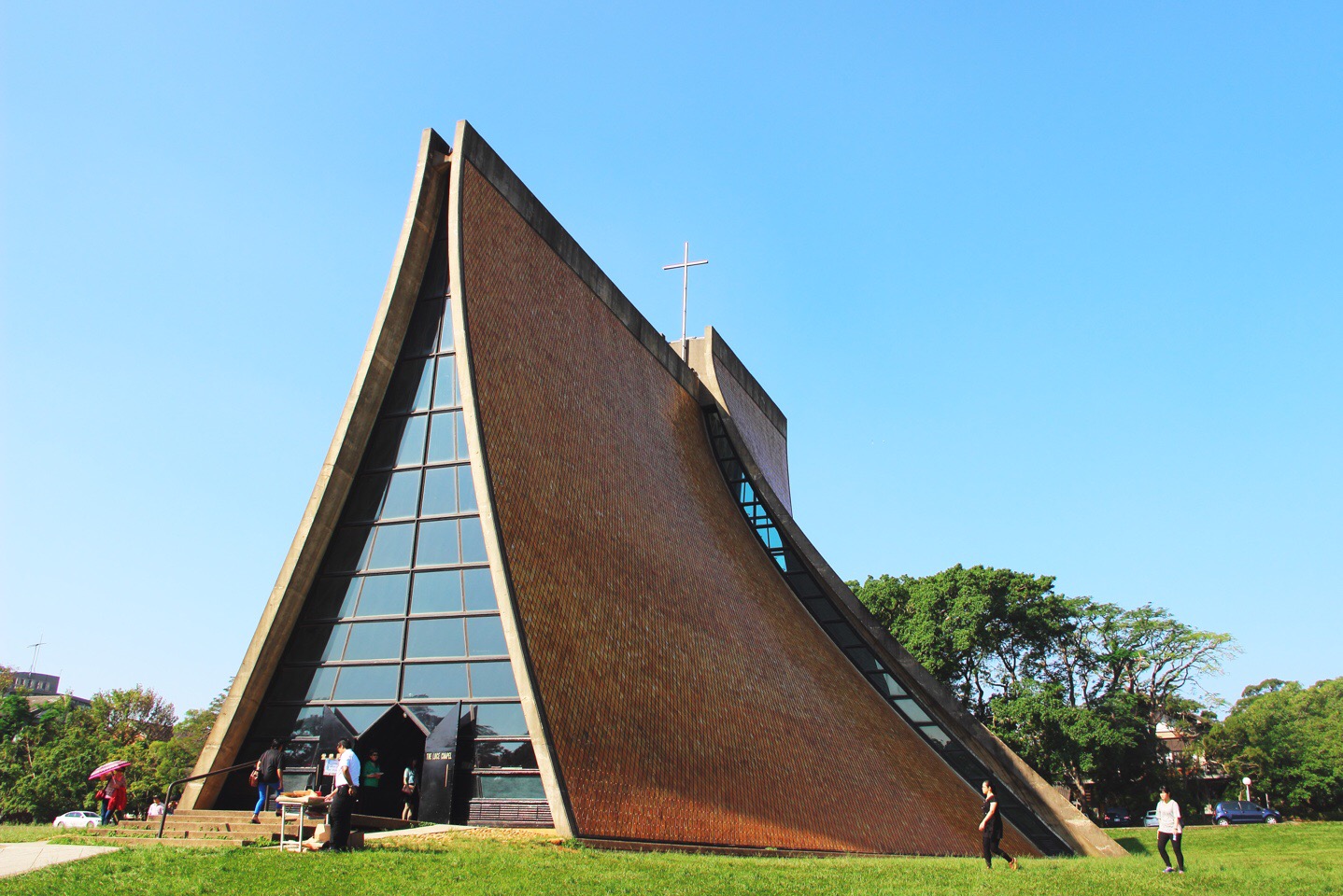 台湾省东海大学内的路思义教堂外观像是一双在祈祷的双手仅由四片混