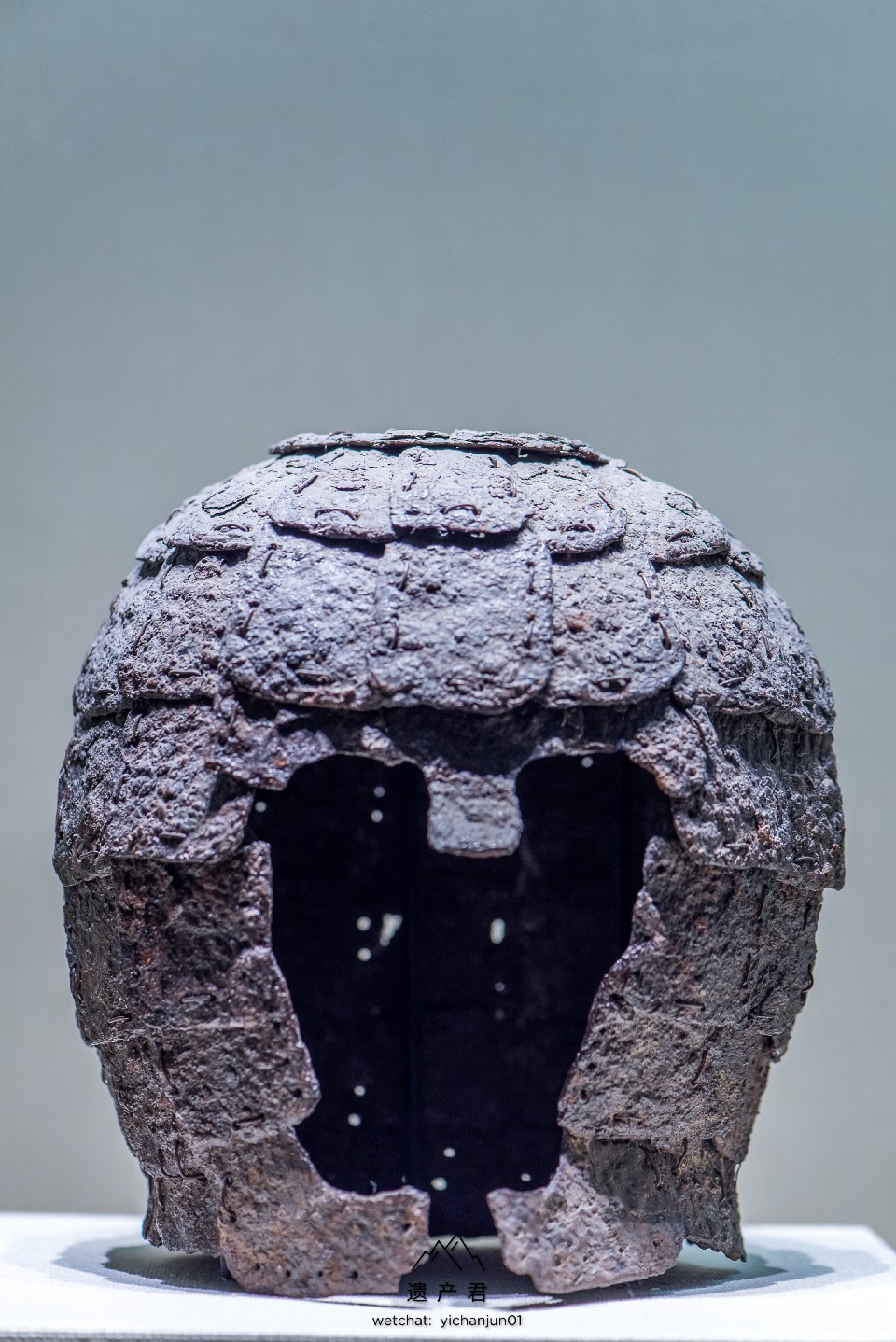 河北易县燕下都遗址出土,古代战士作战时所佩戴的头盔,由89块铁片编成